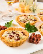 Тарталетки с грушей и голубым сыром