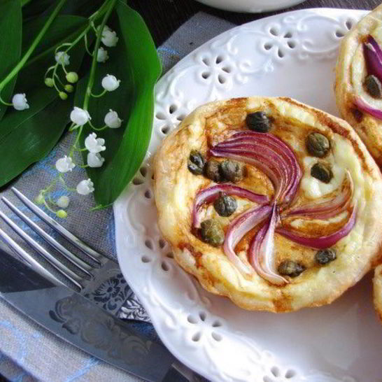 Рецепт тарталеток с красным луком и сырным соусом