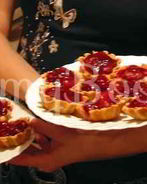 Тарталетки с кремом и ягодами