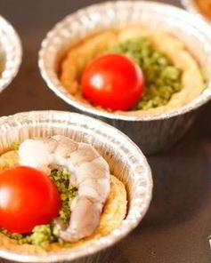 Тарталетки с песто и креветками