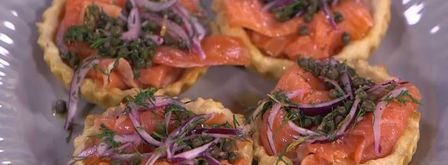 тарталетки с семгой, красным луком и каперсами. Шаг 11