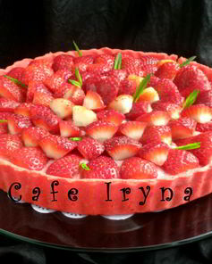 Клубничный тарт с фундуком