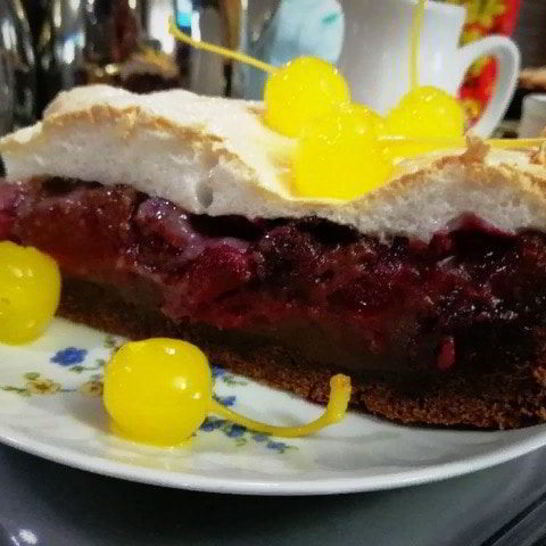 Рецепт шоколадного теплого тарта с вишнями и сливами