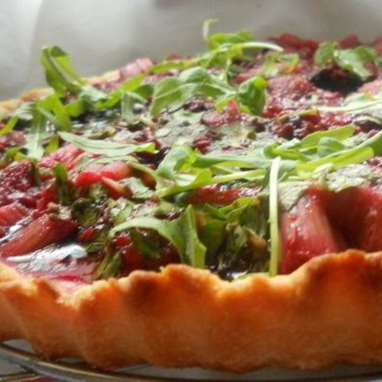 Рецепт тарта с ежевикой, ревенем и руколой