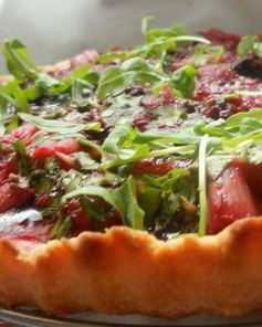 Тарт с ежевикой, ревенем и руколой