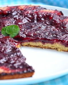 Тарт с карамелизированной клубникой