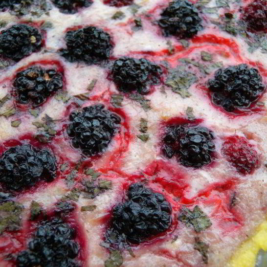 Рецепт тарта с клубникой с розмарином и ежевикой с базиликом двойное удовольствие