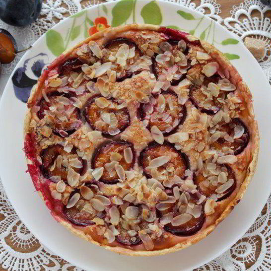 Рецепт тарта со сливами, рикоттой и миндалем