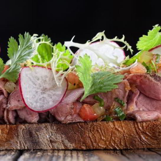 Рецепт тартина с ростбифом с кунжутно-луковой заправкой