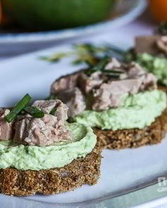 Тартинки с авокадо и печенью трески