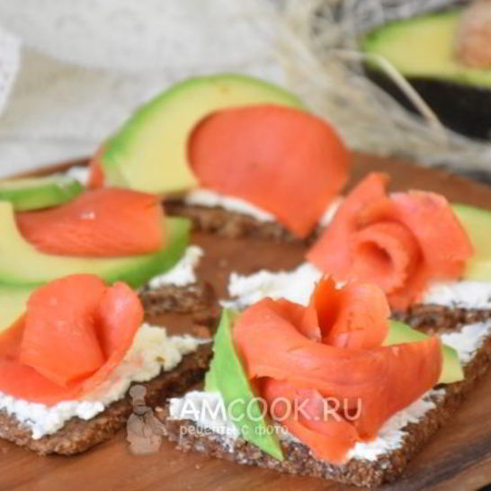 Рецепт тартинок с копченым лососем и авокадо
