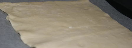 яичница на слоеном тесте. Шаг 3