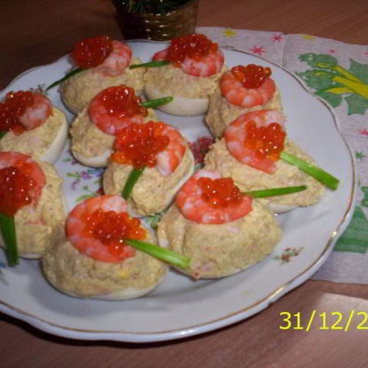 Закуска из яиц с креветками