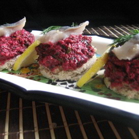 Рецепт закуски с сельдью, свекольным песто и грецкими орехами