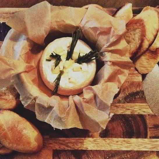 Рецепт запеченного камамбера с тимьяном, чесноком и чесночным хлебом