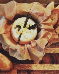 Запеченный камамбер с тимьяном, чесноком и чесночным хлебом