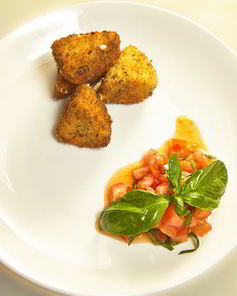 Жареный сыр сулугуни с томатами