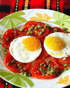 Жареные яйца с помидорами